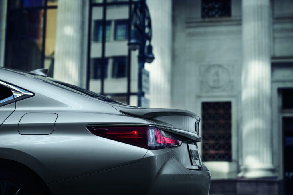 Parte posterior de un Lexus ES 300h Ultra Luxury 2023 gris para ilustrar un artículo sobre este vehículo. 